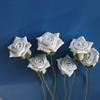 6 stk. lys blå skum rosenhoveder. på tråd. Ø ca. 3,5- 4 cm